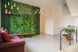 Ruang duduk di Sans Hotel Kupang Indah Surabaya by RedDoorz