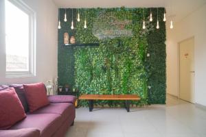 Ruang duduk di Sans Hotel Kupang Indah Surabaya by RedDoorz