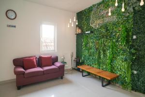 Ruang duduk di Sans Hotel Kupang Indah Surabaya by RedDoorz