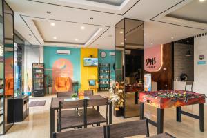 Ruang duduk di Sans Hotel Kupang Indah Surabaya by RedDoorz