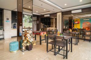 Restoran atau tempat lain untuk makan di Sans Hotel Kupang Indah Surabaya by RedDoorz