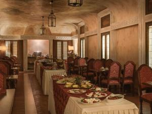 Reštaurácia alebo iné gastronomické zariadenie v ubytovaní Palazzo Cardinal Cesi