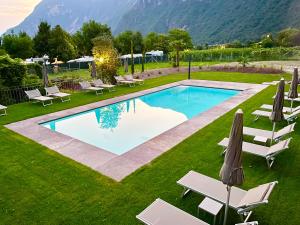 uma piscina com espreguiçadeiras e um resort em Hotel Turmwirt em Ora