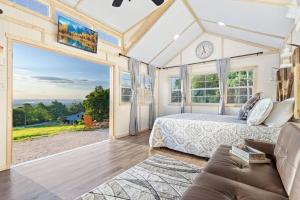 丹德里奇Chasing Views Tiny House的一间卧室，里面有一张床和一扇大窗户。