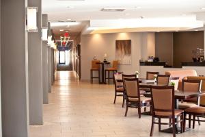 Un restaurante o sitio para comer en Baymont by Wyndham Rapid City