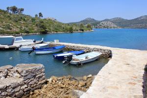 grupa łodzi jest zakotwiczona w wodzie w obiekcie Secluded fisherman's cottage Cove Jaz - Telascica, Dugi otok - 876 w mieście Sali +13 zdjęć
