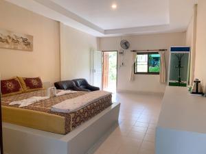 a bedroom with a bed in a room with a window at Sabye~Sabye in Ko Tao
