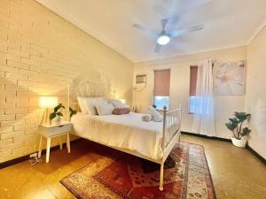 Säng eller sängar i ett rum på Neat 2 bedroom apartment, with free parking