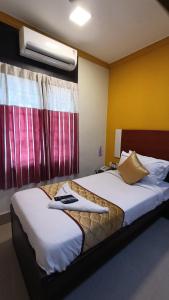 Una habitación de hotel con una cama con una toalla. en Skyry Hotels Adyar, en Chennai