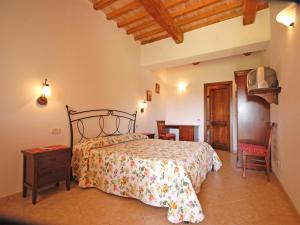 sypialnia z łóżkiem i drewnianym sufitem w obiekcie Saturnia Pian Di Cataverna w mieście Saturnia