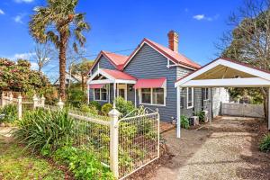 ヒールズビルにあるOld Fernshaw Cottageの青い家