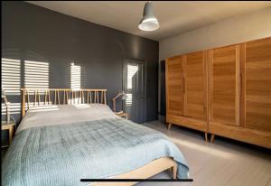 1 dormitorio con 1 cama grande y armarios de madera en Shakespeare inn, en Londres