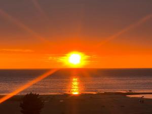 Merihelmi في كالايوكي: غروب الشمس على الشاطئ مع غروب الشمس