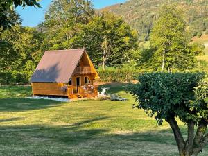 uma cabana de madeira no meio de um campo em Agri Camp Dolomiti em Belluno