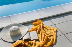 Ein Sombrero und ein Buch und ein Hut auf dem Bürgersteig in der Unterkunft Il Casale Le Tre Volte in Solfara Mare