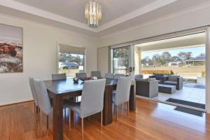 Φωτογραφία από το άλμπουμ του Hunter Winery Hideaway with Pool & Games Room σε Nulkaba +25 φωτογραφίες