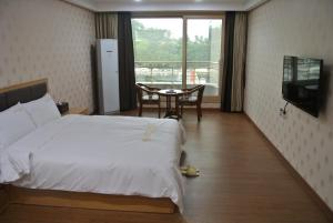 Ein Bett oder Betten in einem Zimmer der Unterkunft Geoje Ocean Hotel
