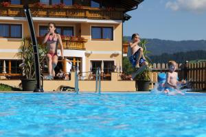 Bazén v ubytování Natur & Familienhotel Der Stieglerhof nebo v jeho okolí