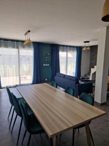 una sala de conferencias con mesa de madera y sillas en Villa Nomy, en Grandes Sables