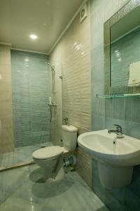 y baño con aseo y lavamanos. en Hotel Elegance en Stara Zagora
