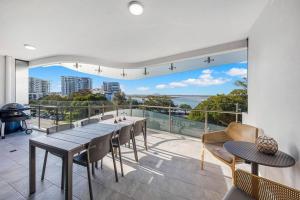 comedor con mesa y sillas en el balcón en SEASIDE ESCAPE@ The Cosmopolitan Unit 10406, en Maroochydore