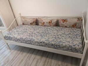 una cama blanca con almohadas en una habitación en Anna's, en Sibiu