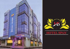 ButwālHotel Span的一栋侧面挂着酒店标志的建筑