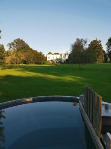 Blick auf ein Feld von der Rückseite eines Autos in der Unterkunft Otium in Couvin