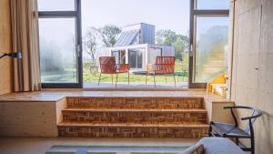 een huis gemaakt van bakstenen met twee stoelen in een kamer bij The Unbound Amsterdam in Amsterdam