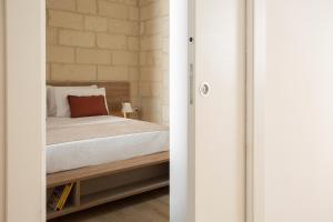 um quarto com uma cama numa plataforma de madeira em DonCarlo Suite Relais - Free Parking-parcheggio gratuito em Lecce