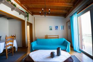 Χώρος καθιστικού στο Chrysi's House φιλόξενο, άνετο και με υπέροχη θέα.