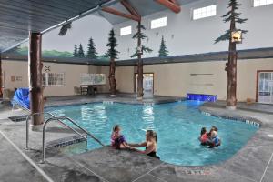 eine Gruppe von Kindern, die in einem Pool sitzen in der Unterkunft Stoney Creek Hotel La Crosse - Onalaska in Onalaska