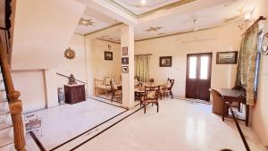 sala de estar con mesa y sillas en Sun Heritage Home, en Udaipur