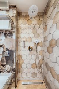 y baño con ducha y paredes de azulejos. en Citi Hotel's Warszawa-Falenty en Raszyn