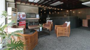 Area soggiorno di RedDoorz @ Insular Square Mandaue City