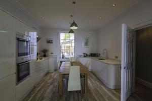 A kitchen or kitchenette at Wellington View: Ground floor apartment with sea views and garden