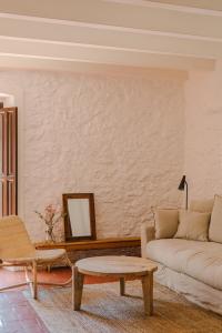 ein Wohnzimmer mit einem Sofa und einem Tisch in der Unterkunft Flateli Santa Clara 21 in Girona