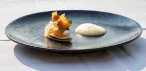 un plato negro con un postre en una mesa en Herberg De Fazant, en Oudemolen