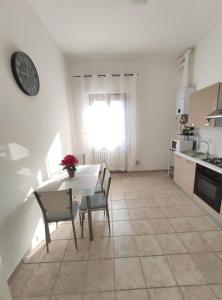 Kuchyňa alebo kuchynka v ubytovaní Appartamento c&y Colombo + 12 fotografií