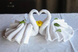 two swans made out of towels on a bed at Bella Vista Mahabaleshwar in Mahabaleshwar