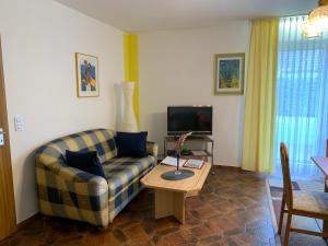 uma sala de estar com um sofá e uma mesa em Haus Berndorf em Berndorf
