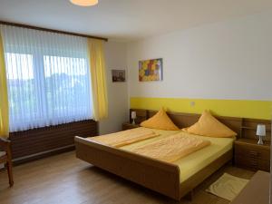 um quarto com uma cama e uma grande janela em Haus Berndorf em Berndorf