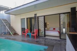 een slaapkamer en een zwembad met een bed en een kamer bij RedDoorz Syariah near Pasar Godong Grobogan in Bugel