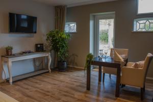 a living room with a table and a dining room at Herberg De Fazant in Oudemolen