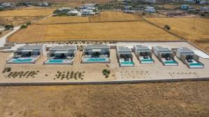 uma vista aérea de um edifício num campo em T7 LUXURY VILLAS PAROS em Kampos Paros