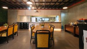 una sala da pranzo con tavolo e sedie e una cucina di RedDoorz @ Insular Square Mandaue City a Mandaue
