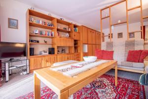 sala de estar con mesa de madera y sofá en Rehwiesa A11, en Arosa