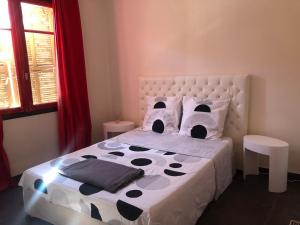 プロプリアノにあるCentro città Apartmentのベッドルーム(白黒の枕が付く白いベッド付)