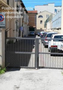 una puerta con coches estacionados en un estacionamiento en Casa Vacanze La Terra dei Briganti, en Matera