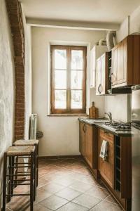 a kitchen with a stove and a window in it at Agriturismo La Torretta in Siena